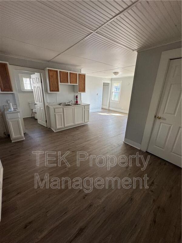 Building Photo - 9 Straub St