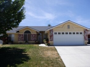 Building Photo - 102 Mesquite Dr