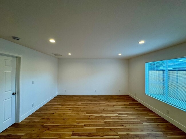 Foto del edificio - Large & Newly Constructed 1 bed 1 Bath Apartment for Rent In Los Alamitos!