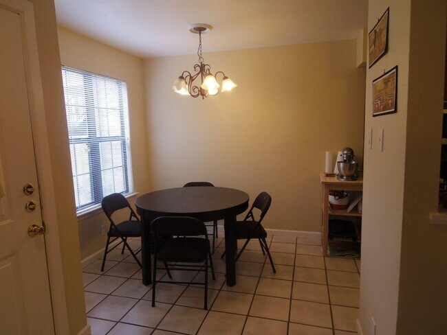 Building Photo - UT PRE LEASE: 2 bed / 2 bath Well-maintain...