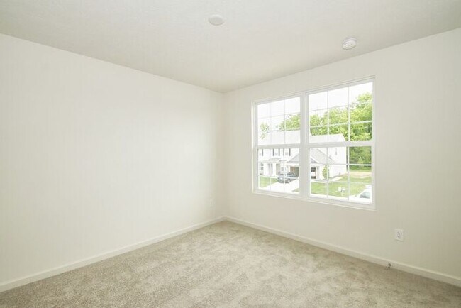 Building Photo - Like New 4 Bedroom in Westfield!