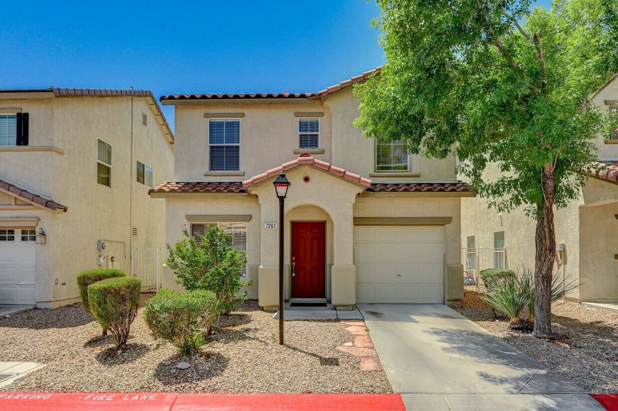 Foto principal - Quaint two-story home in a gated Las Vegas...