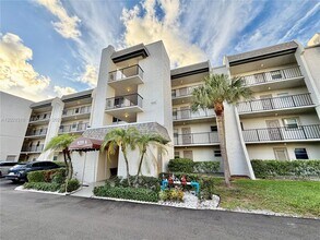 Building Photo - 9235 Lagoon Pl