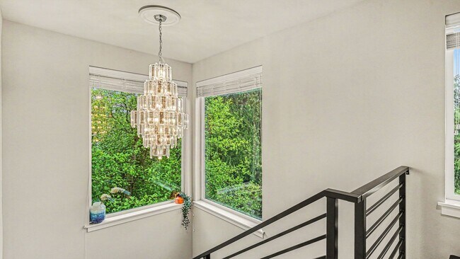 Foto del edificio - Modern Corner Townhome with Split AC & 2-Car Garage Near Alderwood Mall