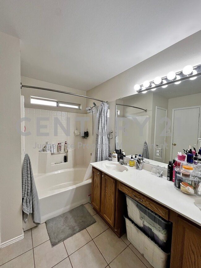 Building Photo - Beautiful 3/2/2 For Rent in Waxahachie!