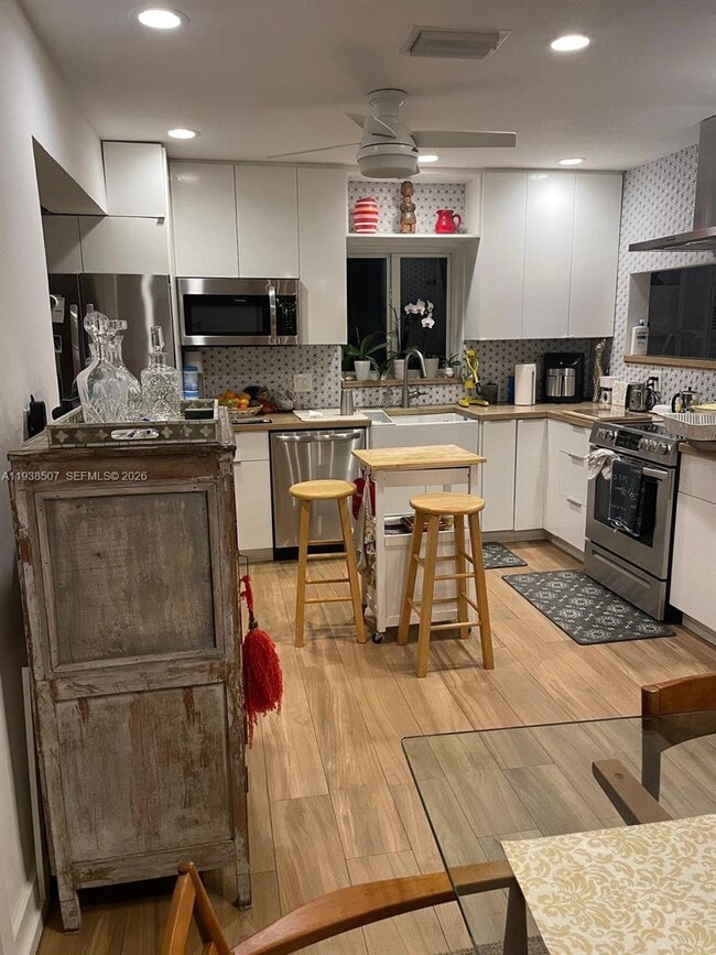 Foto del edificio - 830 NE 70th St