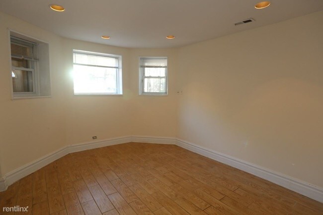 Building Photo - 2318 N Southport Ave