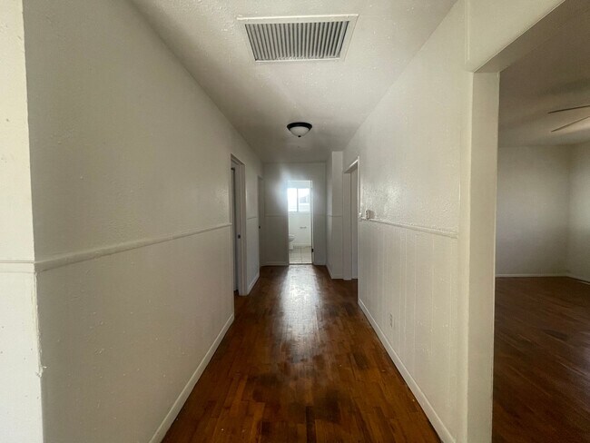 Building Photo - 4 bedroom 1 bath home available Now!