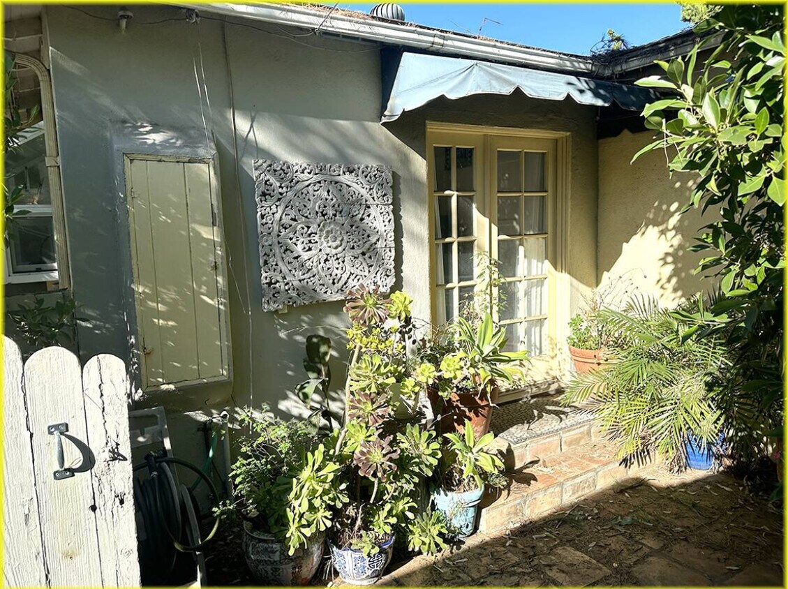 Private Entrance - 5912 Tobias Ave