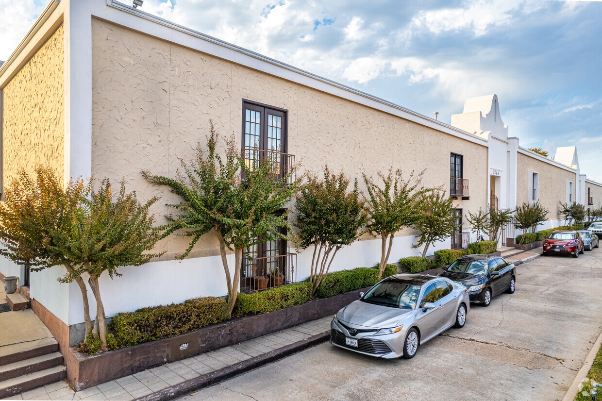 Primary Photo - Trafalgar Place Townhome Condominiums