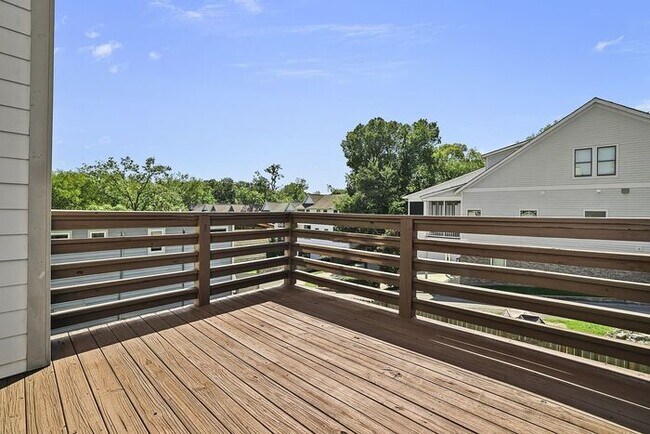 Foto del edificio - Completely furnished 4BR/2.5BA with fully ...