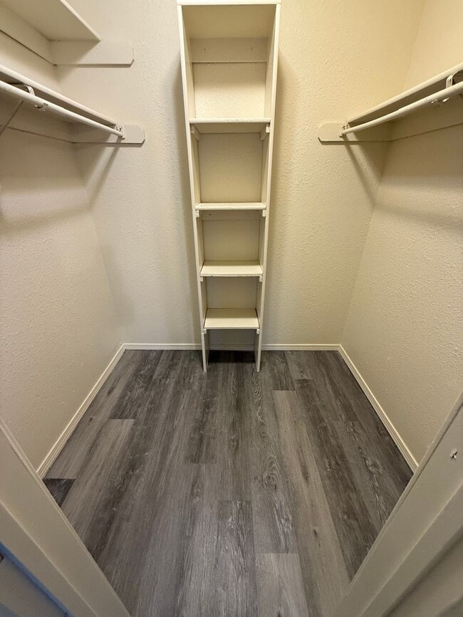 Foto del edificio - 3 Bed 2 Bath With His & Her Closets upstairs.  Yard Care Included.