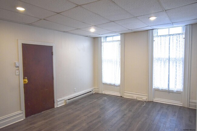 Building Photo - 131 Knox St