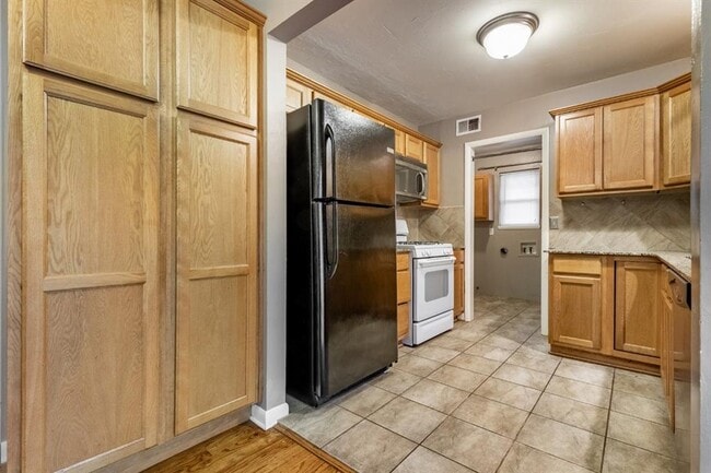 Building Photo - 2108 Henderson Dr