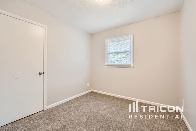 Foto del edificio - 5313 Larewood Dr