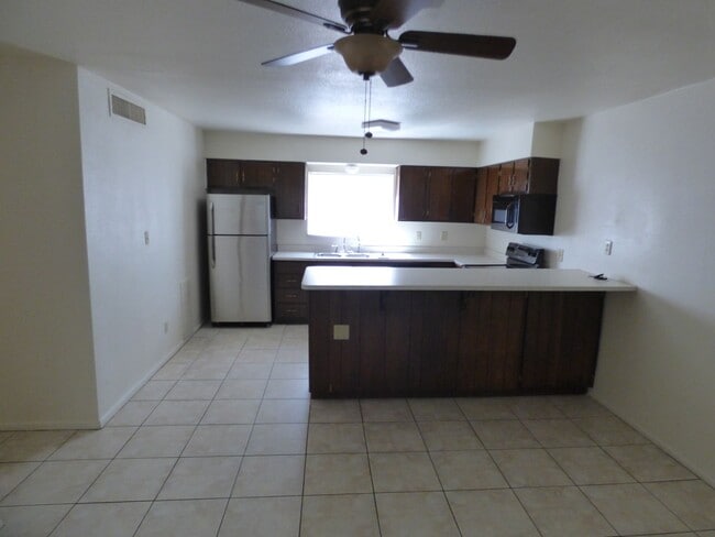 Foto del edificio - 4-Bedroom Tempe Home with Private Pool, Turf Yard & Garage Near ASU