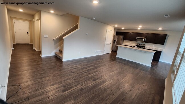 Building Photo - Spacious 4-Bed Single Family-Luxury Living...