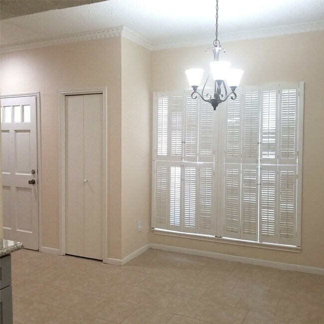 Building Photo - 7700 Creekbend Dr