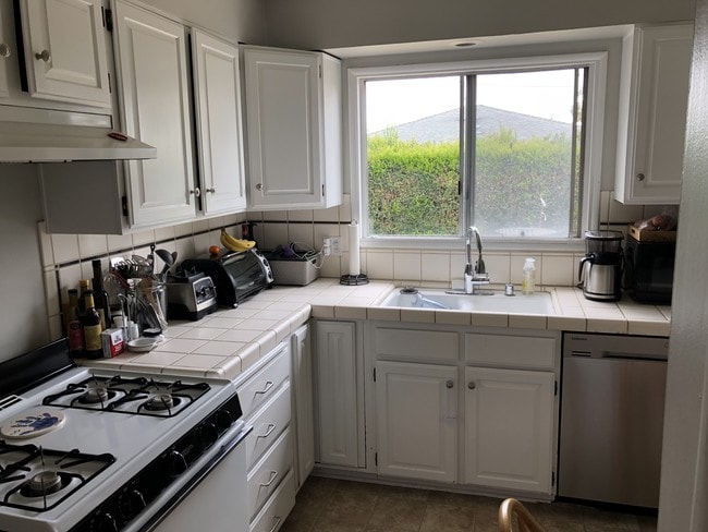 Nice kitchen with painted cabinets & nook - 1134 22nd St