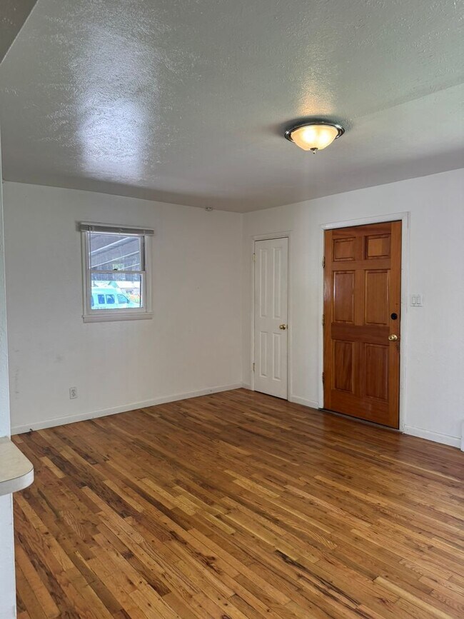 Foto del edificio - 3Bed 1Bath Ground Floor Unit Near Campus!!!!!