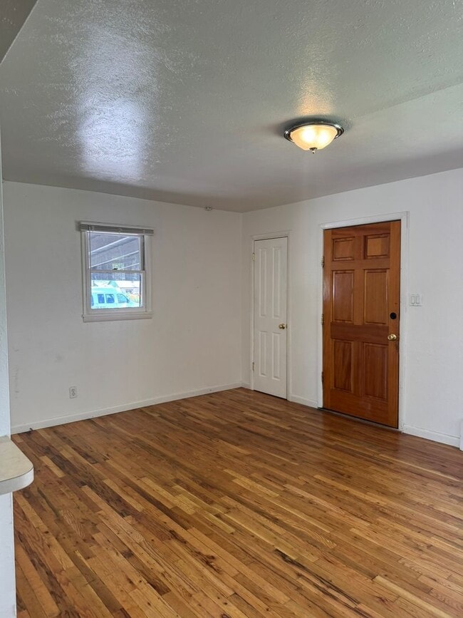 Building Photo - 3Bed 1Bath Ground Floor Unit Near Campus!!!!!
