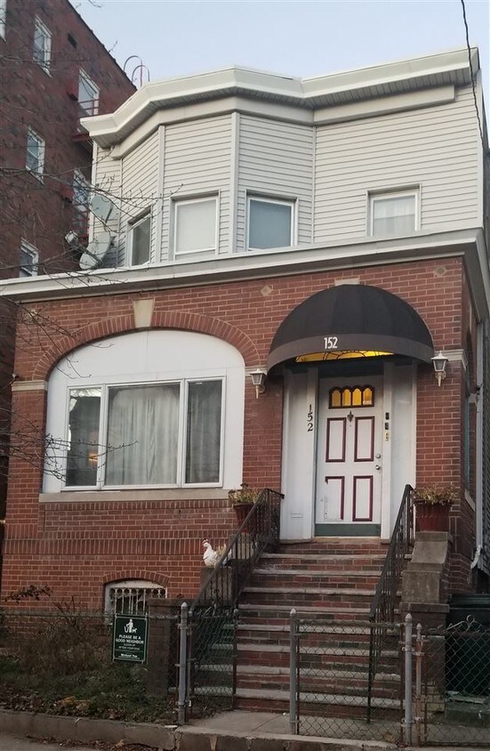 Primary Photo - 152 Bowers St