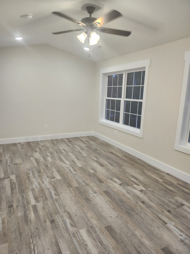 Spacious Master bedroom with vaulted ceiling - 347 Beechwood Ln