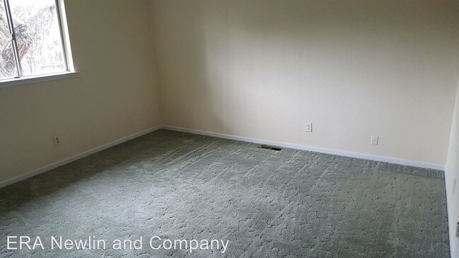 Building Photo - 3300 Lake Dr