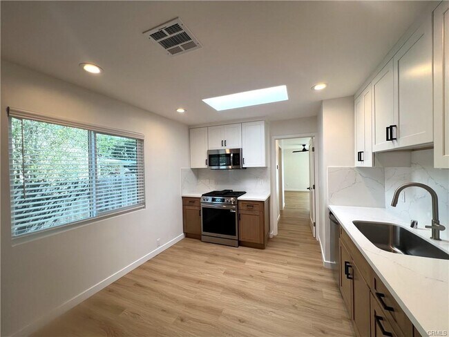 Foto del edificio - 8122 Belford Ave