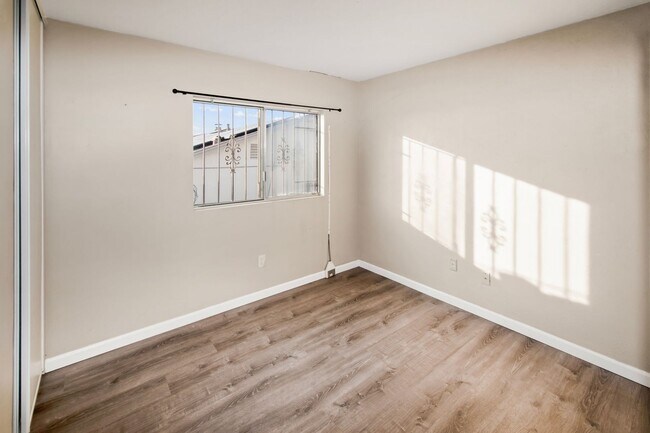 Foto del edificio - Long Term unfurnished rental!