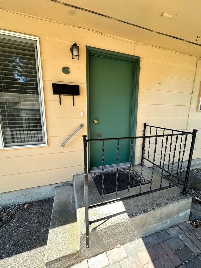 Building Photo - upgraded 2 bedroom 1 bath condo in downtow...