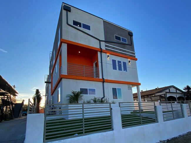 Building Photo - 1626 S La Brea Ave
