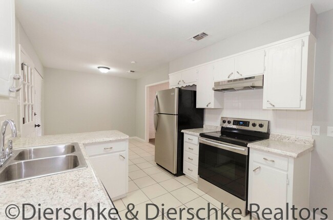 Building Photo - Completely Remodeled 3 bedroom 2 bath, 2 C...