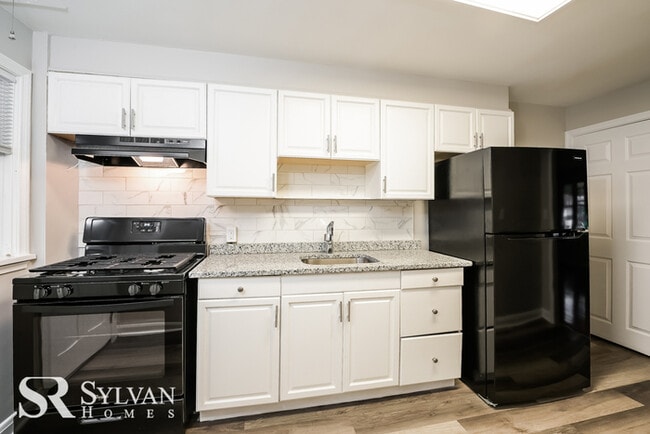 Building Photo - Lovely 3BR 1.5BA brick townhome