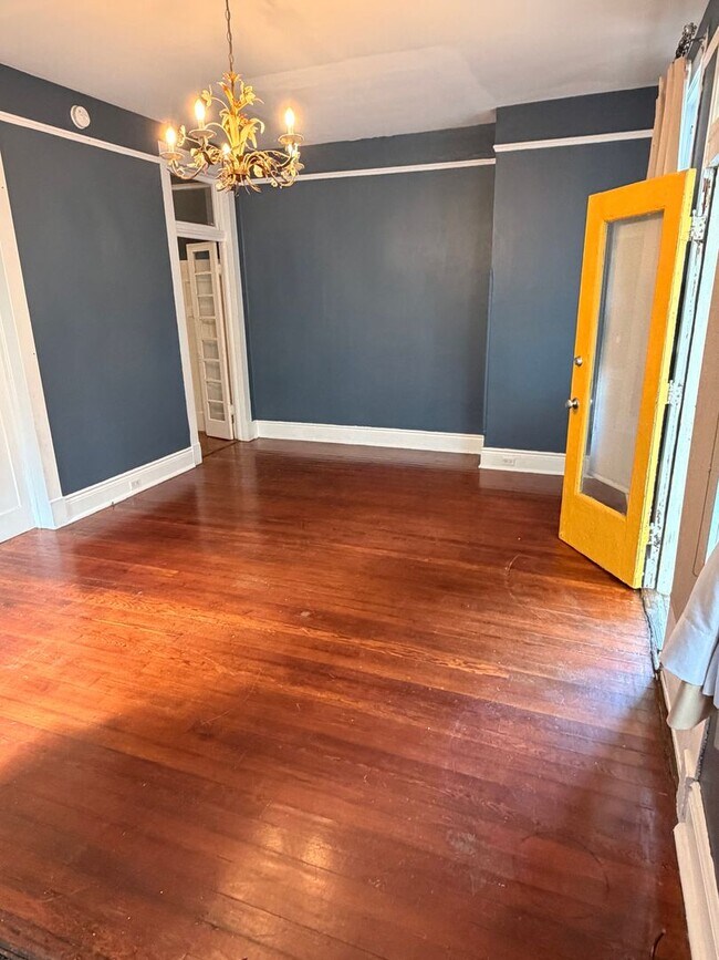 Building Photo - 2BD/1BA unit w/ big front porch, off street parking, and w/d!