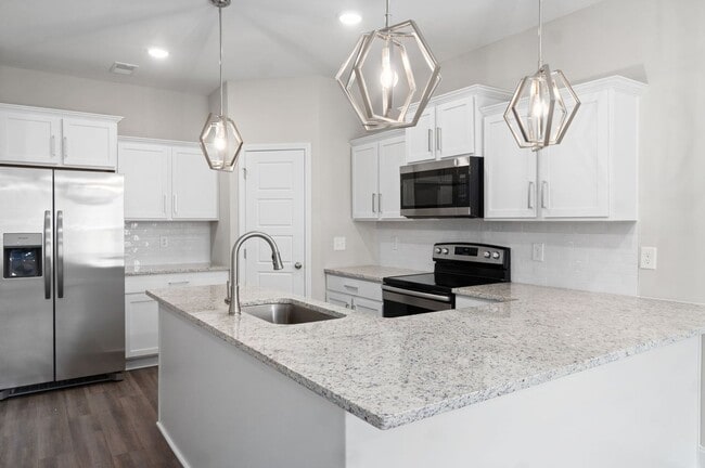 Building Photo - LUXURY TOWNHOMES FOR RENT ON DRAYTON DRIVE!!!