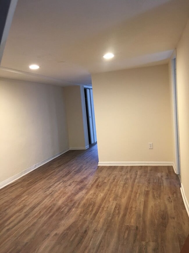 Building Photo - 684 N 5th St