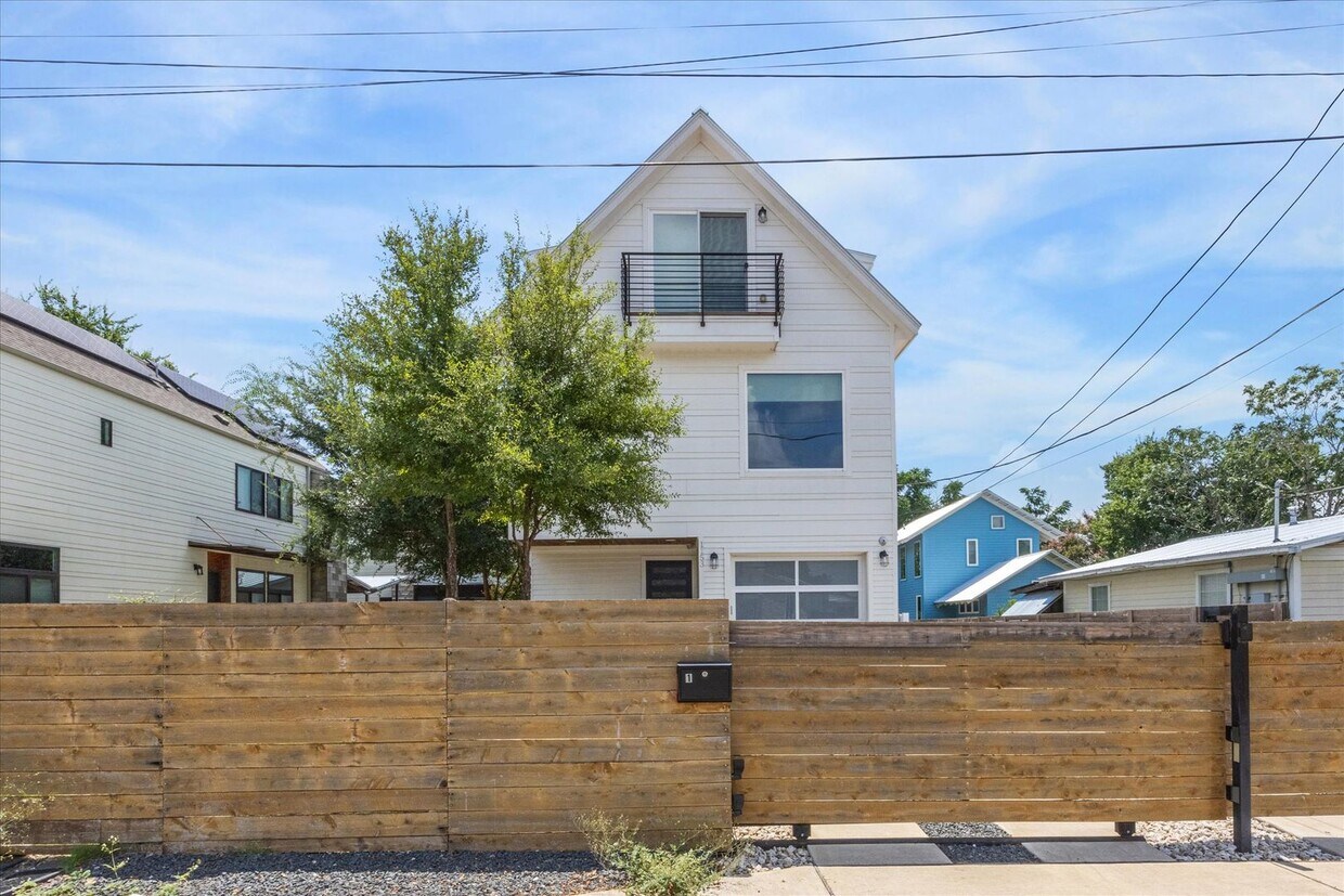 Primary Photo - Large New Build on the East Side - 4/3.5 a...