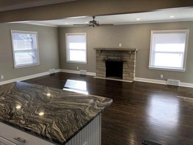 Building Photo - 5 bedroom in Louisville KY 40220
