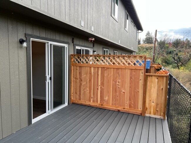 Building Photo - 2 BEDROOM/ 2 LEVELS TOWNHOME (Down the hill in front of Taco Bell in Phoenix Oregon)