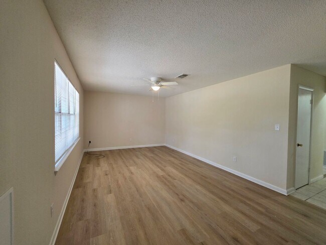 Foto del edificio - 5BR/2BA home with large family room