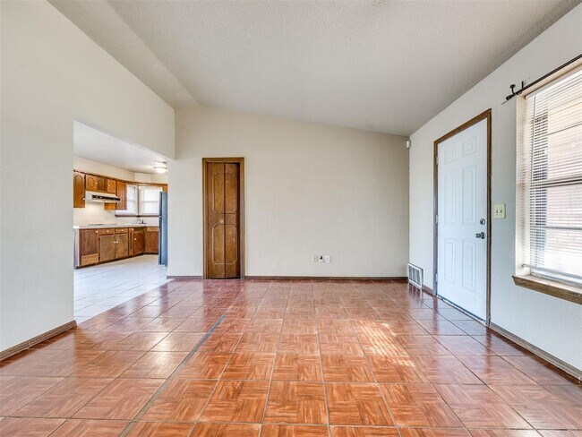 Building Photo - 837 Briarlane Rd