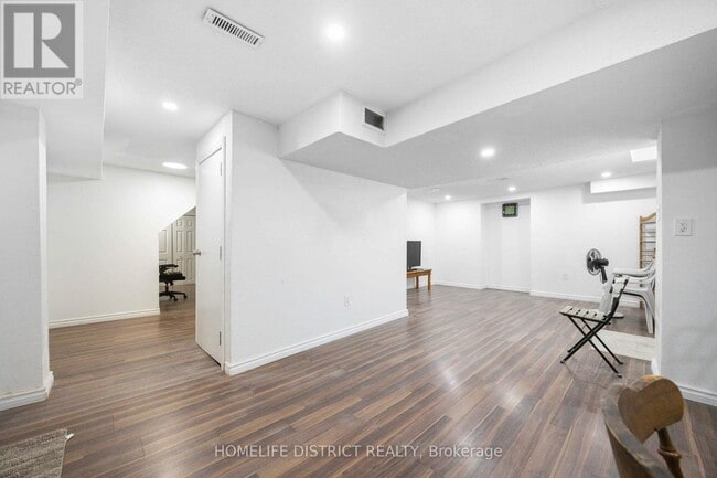 Building Photo - 579 Sheppard Ave