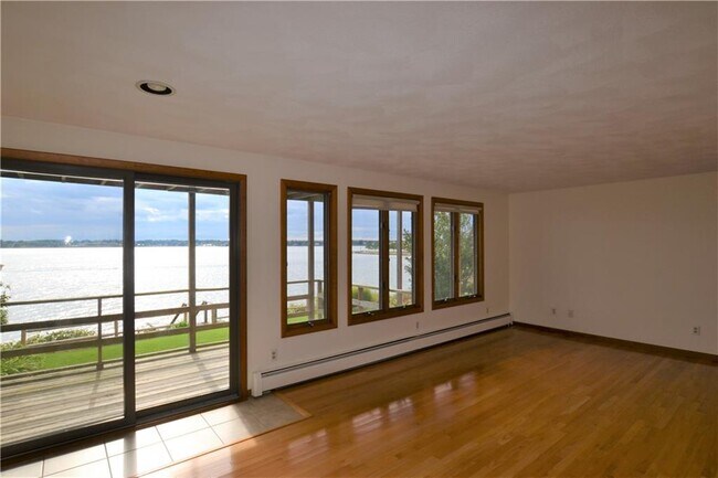 Building Photo - 174 Narragansett Ave