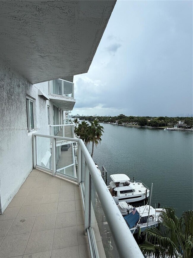 Foto del edificio - 5900 Collins Ave