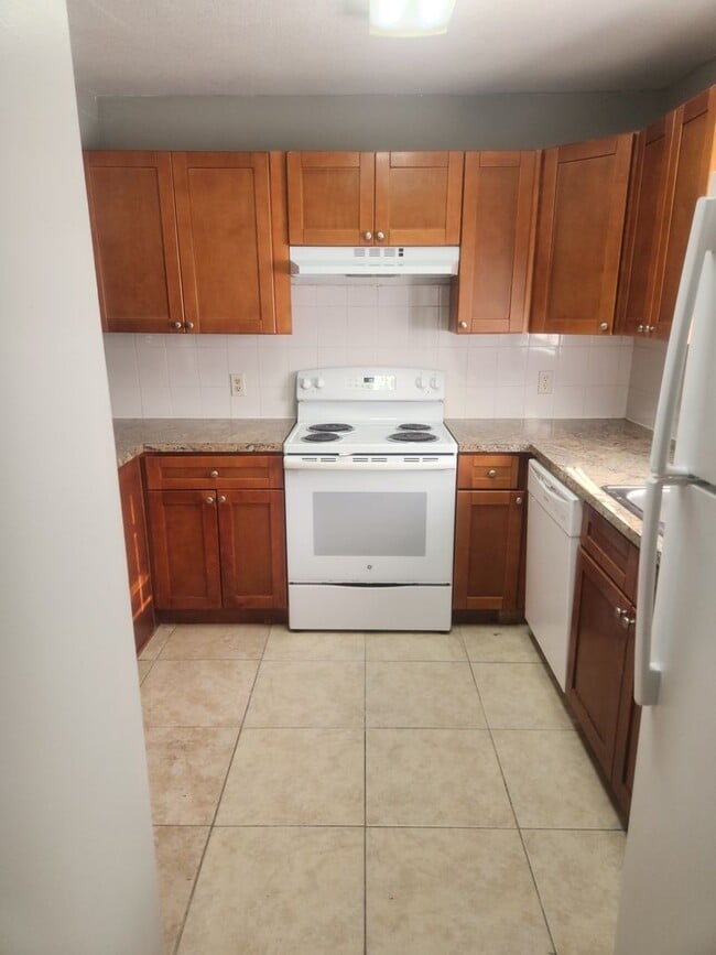 Foto del edificio - 2 Bedroom/2 Bath with rear lanai/porch are...