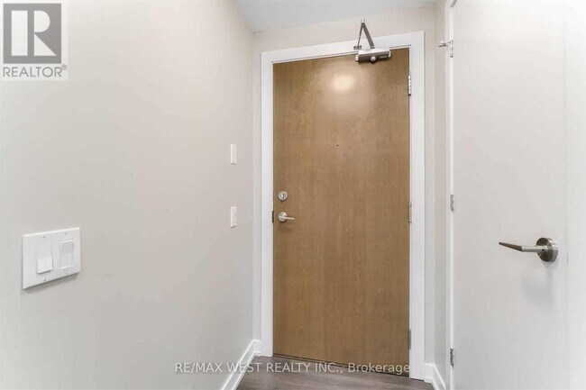 Photo du bâtiment - 2200 Lake Shore Blvd W