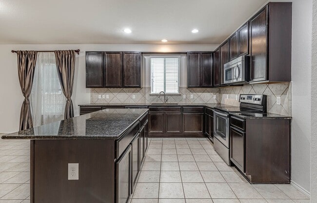 Building Photo - -bedroom, 2-bathroom home nestled in the heart of the sought-after TRAILS @ KENSINGTON RANCH subd...