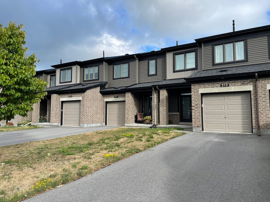 Primary Photo - 213 Kimpton Dr