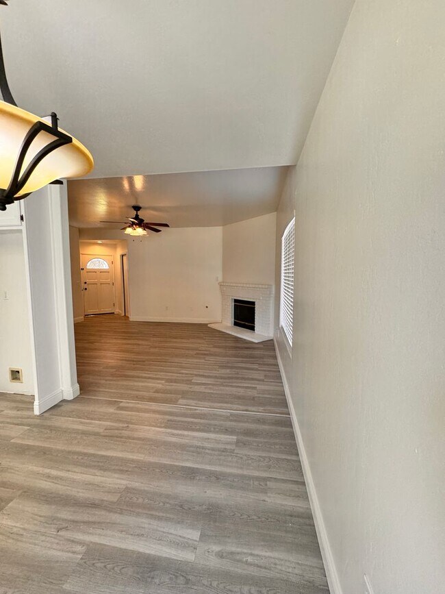 Foto del edificio - Charming 3-Bed, 2-Bath Home $2,200 Deposit...